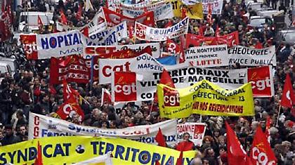 Συνεχίζουν για τρίτη μέρα τις απεργίες οι Γάλλοι