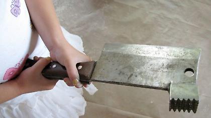 Έτρεχε γυμνή με έναν μπαλτά στο χέρι!