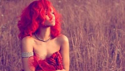 Η Rihanna και τα κόκκινα μαλλιά της (video)