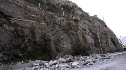 Και οι βράχοι κυλούν…