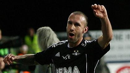 Αγκαλιά με την κούπα η Ρόζενμποργκ