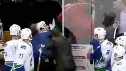 Όρμηξε σε οπαδό (video)