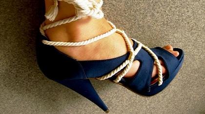 Ποδοπάταγε με τακούνι τα παιδιά της!