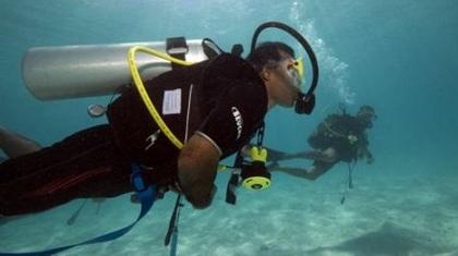 Δύτες ψάχνουν ναυαγούς στο Άμστερνταμ