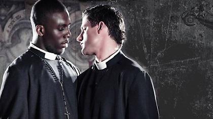 Σάλος με το φιλί των παπάδων!