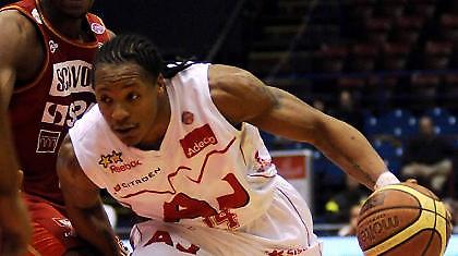 Μόνη πρώτη η Αρμάνι Τζινς Μιλάνο