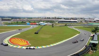 Τέσσερις «χορεύουν» σάμπα!