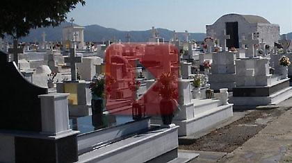 Μοίραζε προεκλογικά φυλλάδια σε νεκροταφεία!