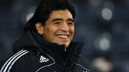 «Πετροδόλαρα» στα πόδια του Μαραντόνα