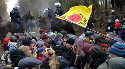 Γερμανία: Απομάκρυνση διαδηλωτών από σιδηροδρομική γραμμή