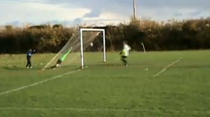 Και αυτογκόλ και… δαρμένος! (video)