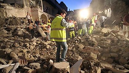 Ν. Δελχί: Δεκάδες νεκροί σε κατάρρευση πολυκατοικίας (video)