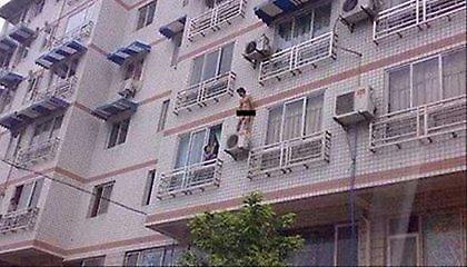 Πέταξαν τον όμηρο από το μπαλκόνι!