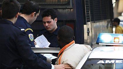 Ο δολοφόνος πήδηξε από το παράθυρο του τμήματος!