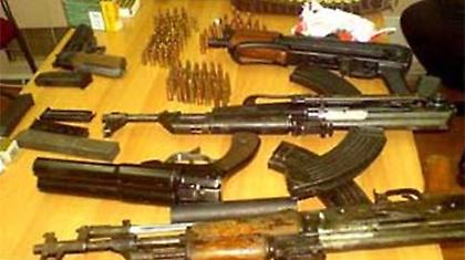 Οπλοστάσιο στα χέρια πατέρα και γιου