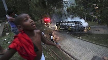 Επιχείρηση «σκούπα» στις φαβέλες του Ρίο ενόψει Μουντιάλ (pics)