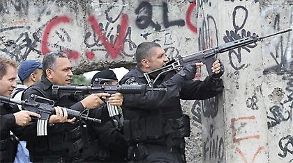 Η αστυνομία ανέκτησε τις φαβέλες του Ρίο (video)