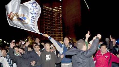 Υποδοχή με αποθέωση και… πέτρες