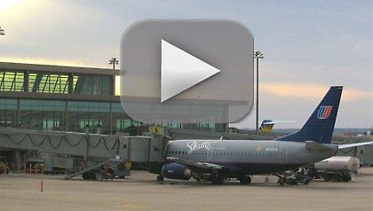 Στο αεροδρόμιο με τα... απολύτως απαραίτητα! (vid)