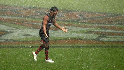 Βροχή, αναβολή και ένα παιχνίδι χί