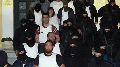 Στόματα ερμητικά κλειστά από τους έξι