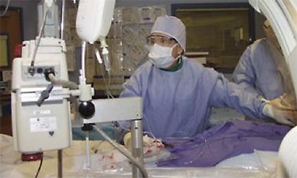 Ζητά 80.000 ευρώ γιατί ξέχασαν ψαλίδια στην κοιλιά του