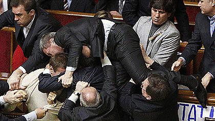 Ξύλο στο κοινοβούλιο της Ουκρανίας (video)