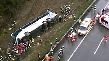 Πτώση λεωφορείου με 13 τραυματίες