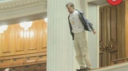 Σοκαριστική βουτιά θανάτου μέσα στη Βουλή (vid)