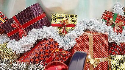 FC: Σκύψε ευλογημένη (να βάλεις τα δώρα κάτω από το δέντρο)...