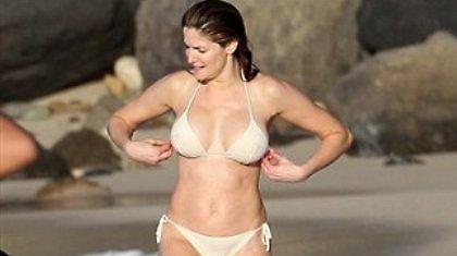 Ποια τολμάει να φορέσει τέτοιο μπικίνι στα 42;