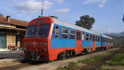 Έκοψαν τις ράγες και εκτροχιάστηκε το τραίνο!