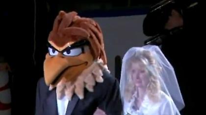 Δεν φοβήθηκε το… πουλί η νύφη! (video)