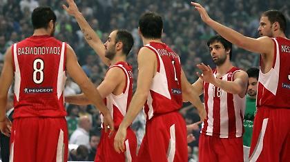 Χαμόγελα αλλά τα πόδια στη γη…