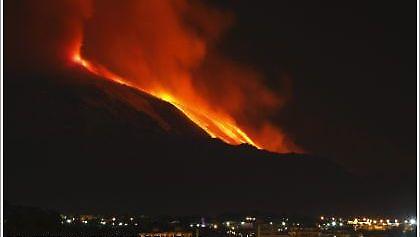 Η Αίτνα «έβηξε», τα αεροδρόμια έκλεισαν