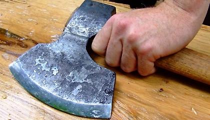 Άγριες συμπλοκές με τσεκούρι σε λαϊκή αγορά