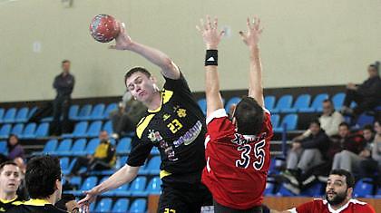 Απτόητη η τριάδα