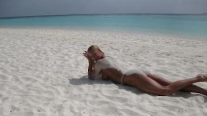 Γυμνή απάντηση στους παπαράτσι