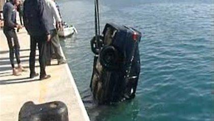 Βουτιά θανάτου οδηγού ΙΧ στο λιμάνι της Σούδας