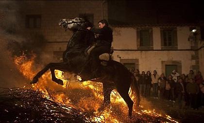 Καλπασμός μέσα από τις φλόγες