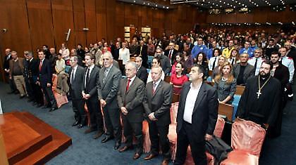 Εκκλήσεις και απειλές