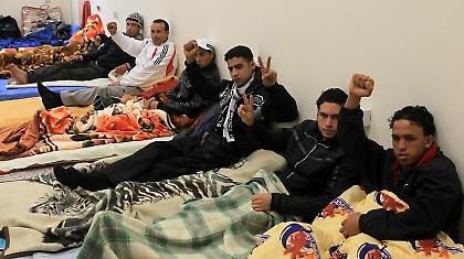 Δεν το κουνάνε από τη Νομική οι μετανάστες!