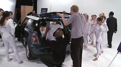 Πόσα άτομα χωράνε σε ένα Mini Cooper; (video)
