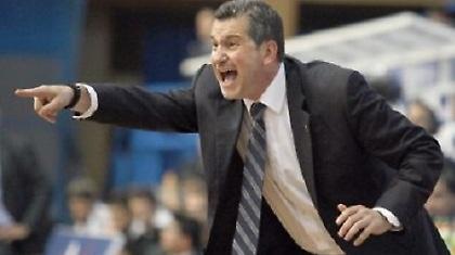 Ο επιμένων ελλη-νικά