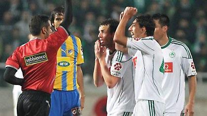 Ζητά ξένους διαιτητές