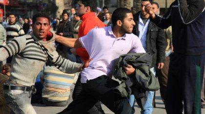 Το απόλυτο χάος στο Κάιρο με συγκρούσεις και τραυματίες
