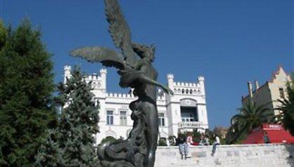 Έσφαξαν γουρούνι και κάρφωσαν το κεφάλι του έξω από τζαμί!