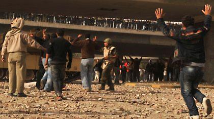 Ξύλο μέχρι θανάτου και καταδιώξεις δημοσιογράφων στο Κάιρο!