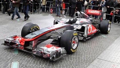 Αστραφτερό το νέο «ασημένιο βέλος»! (video)