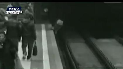 10χρονος έπεσε στο μετρό(video)